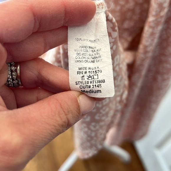 UEC FLOWY BLOUSE - PALE PINK WITH WHITE PATTERN - SIZE MEDIUM - Picture 7 of 7